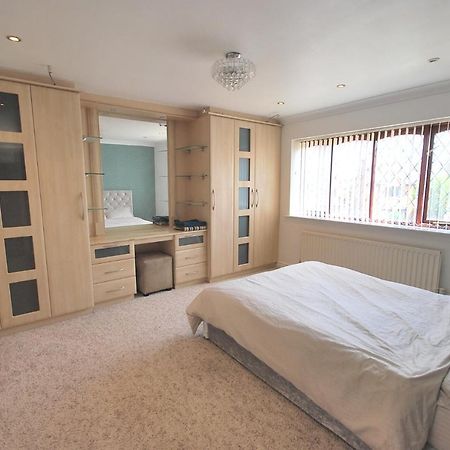Entire And Exclusive Four Bed Detached Villa Lostock Esterno foto