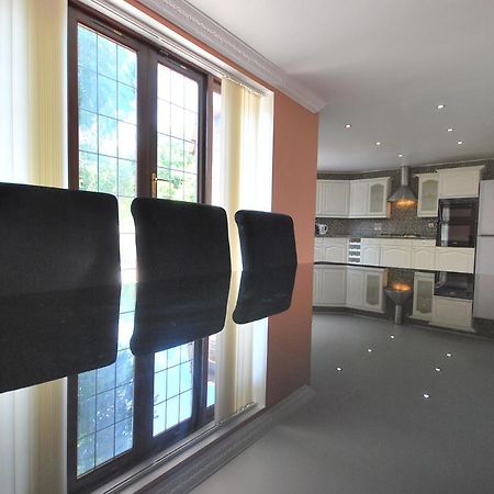 Entire And Exclusive Four Bed Detached Villa Lostock Esterno foto