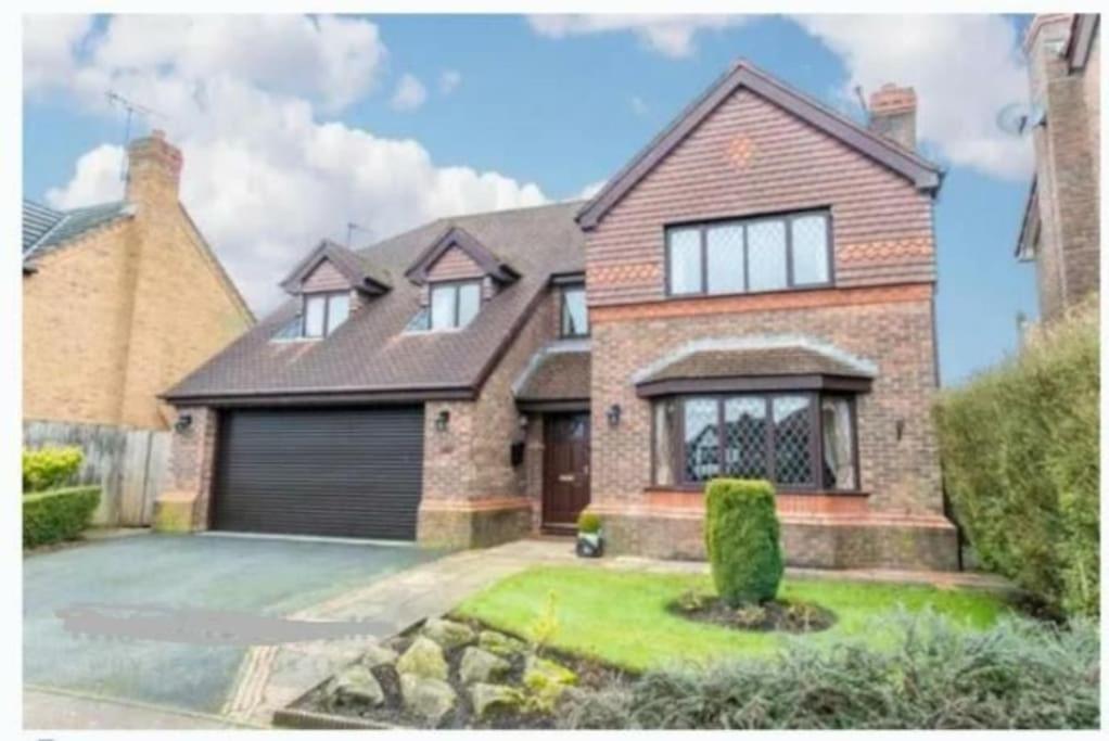 Entire And Exclusive Four Bed Detached Villa Lostock Esterno foto