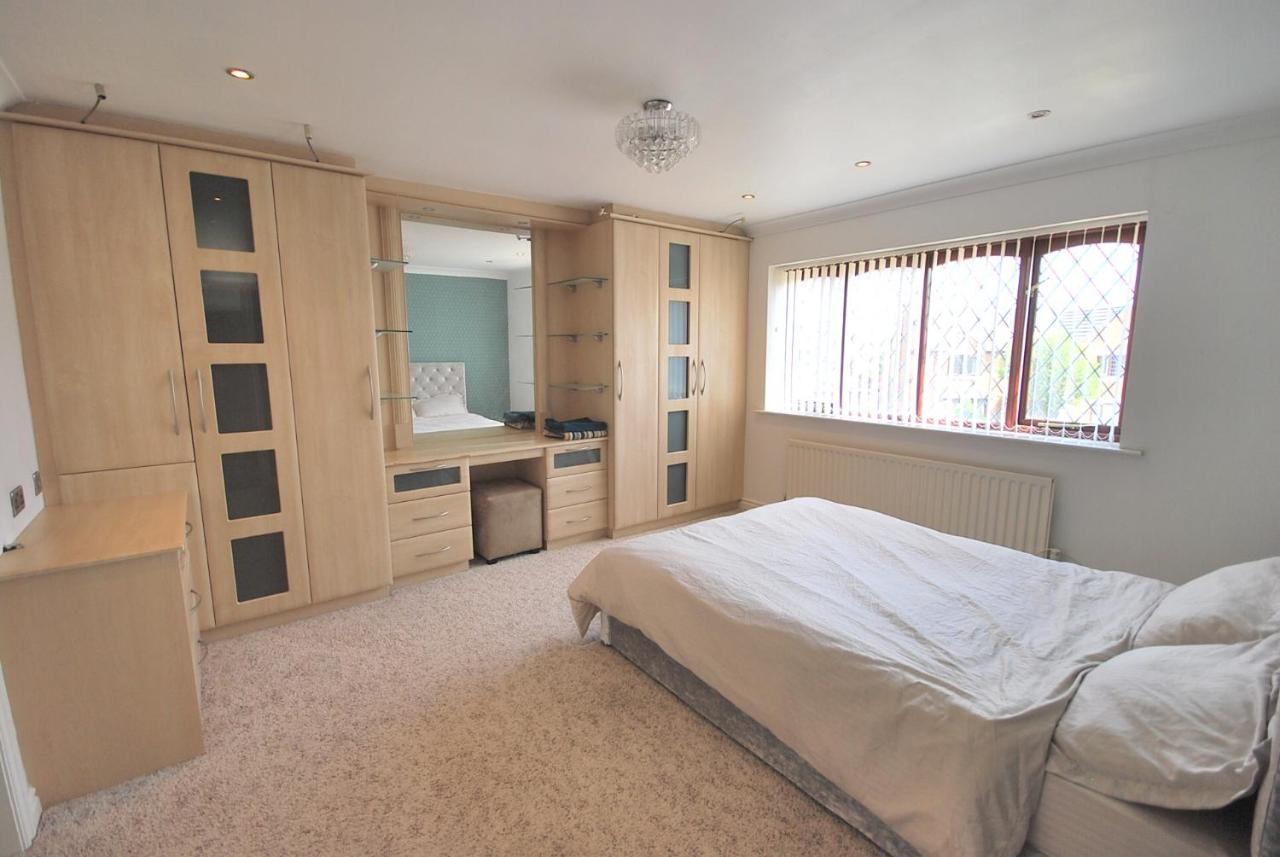 Entire And Exclusive Four Bed Detached Villa Lostock Esterno foto
