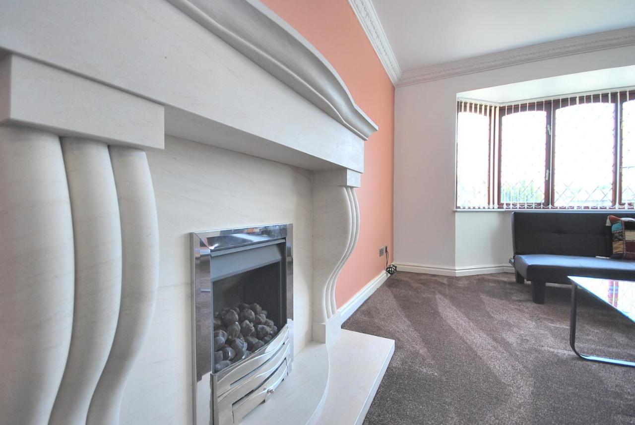 Entire And Exclusive Four Bed Detached Villa Lostock Esterno foto