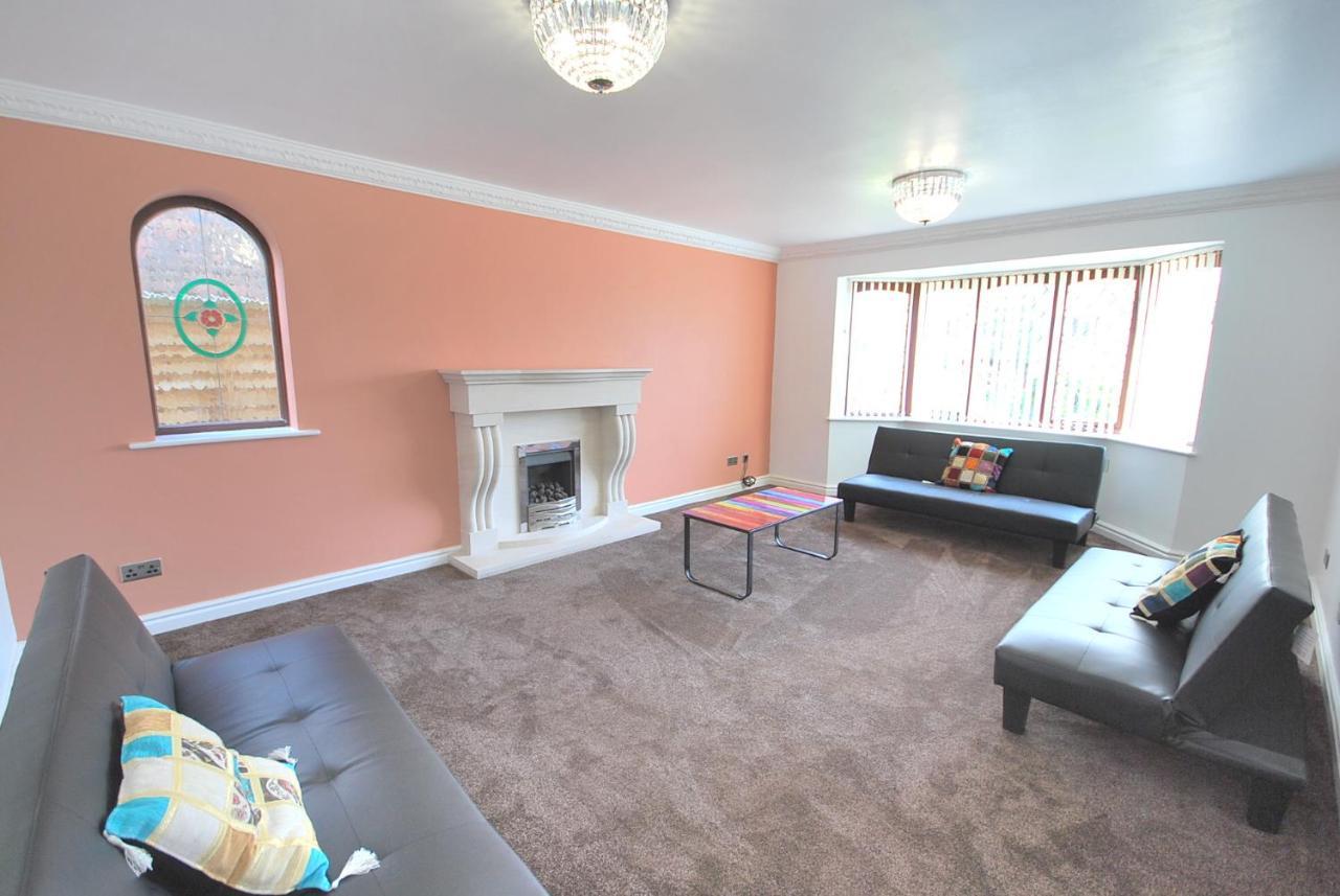 Entire And Exclusive Four Bed Detached Villa Lostock Esterno foto