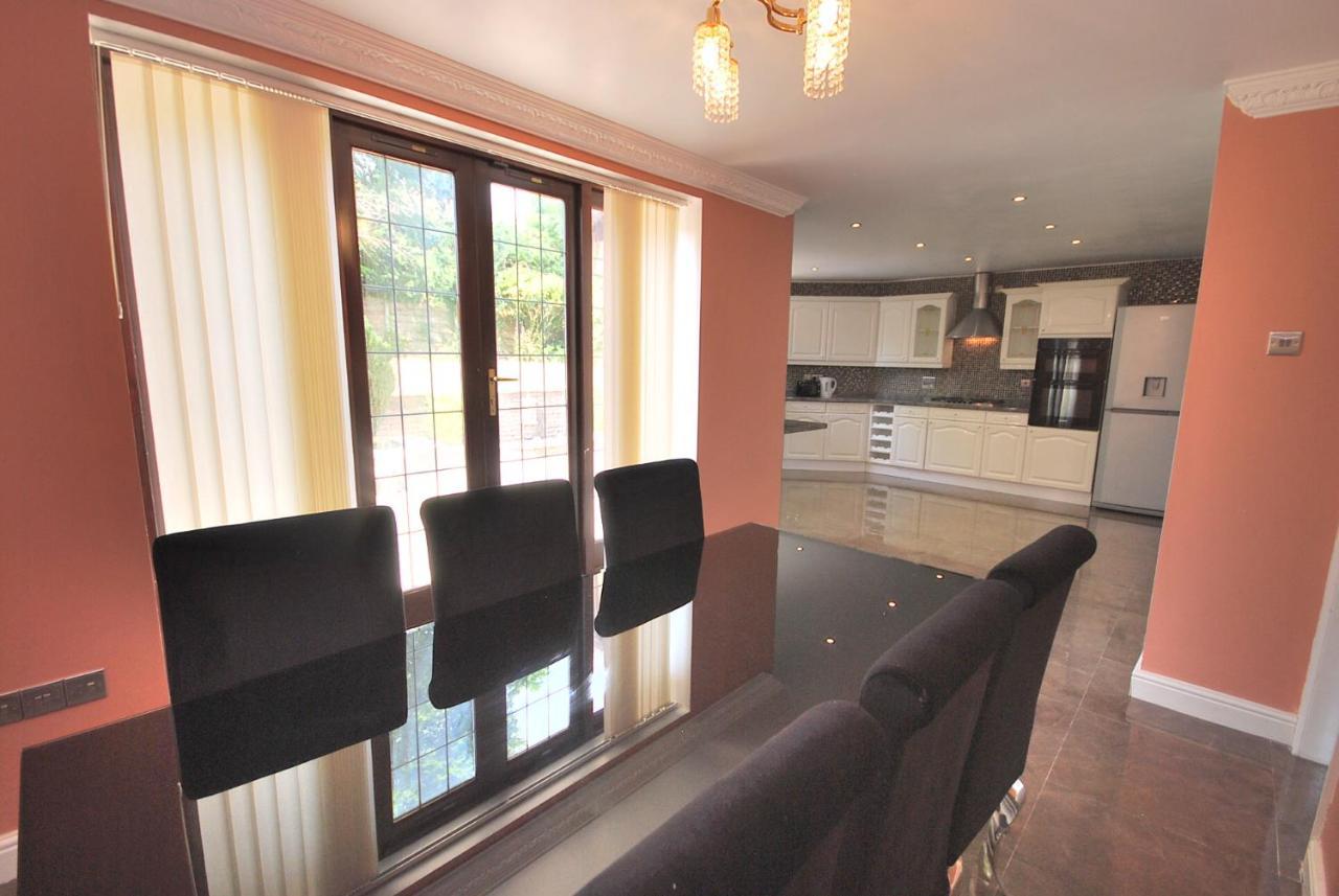 Entire And Exclusive Four Bed Detached Villa Lostock Esterno foto