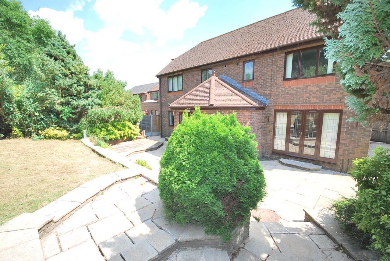 Entire And Exclusive Four Bed Detached Villa Lostock Esterno foto