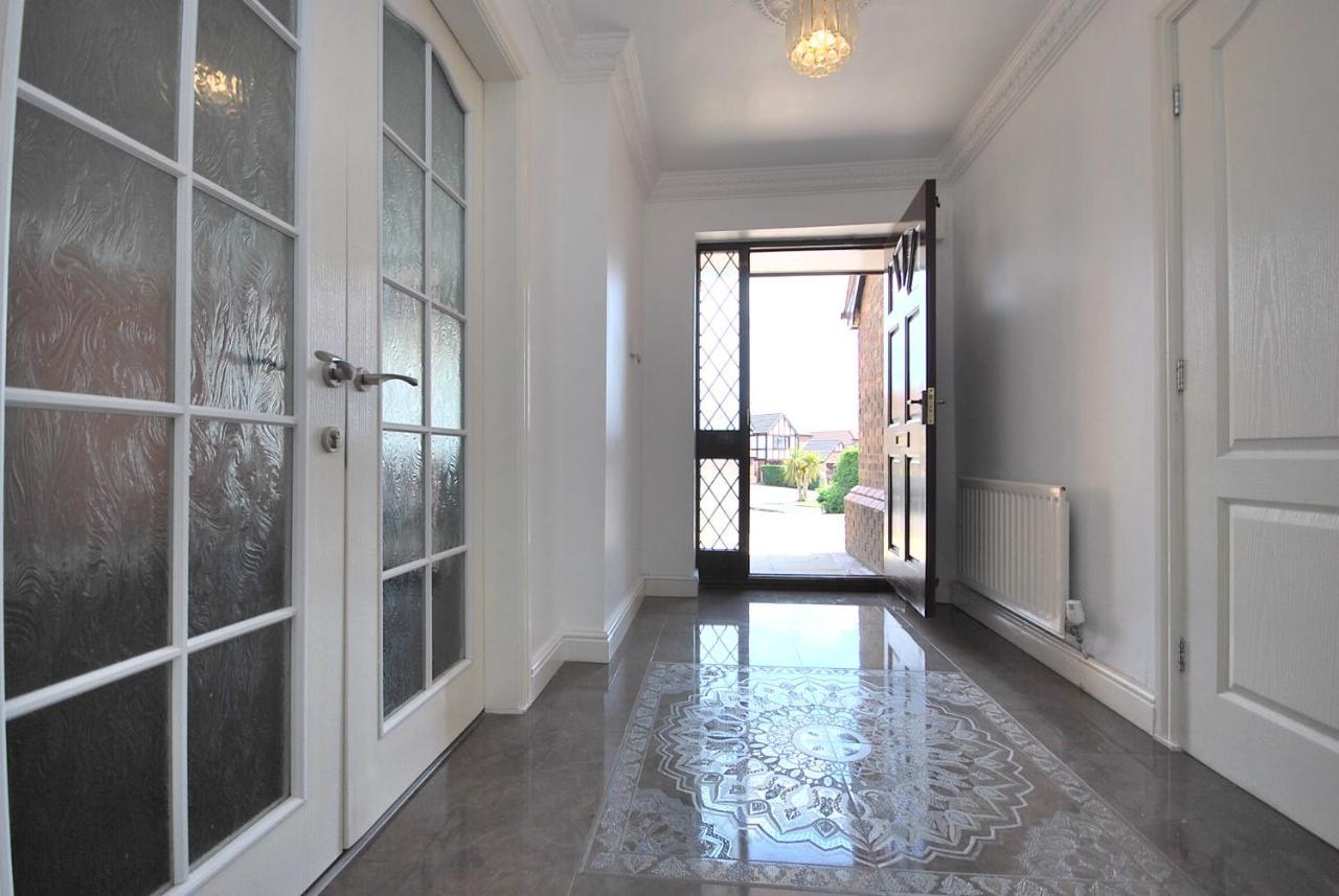 Entire And Exclusive Four Bed Detached Villa Lostock Esterno foto