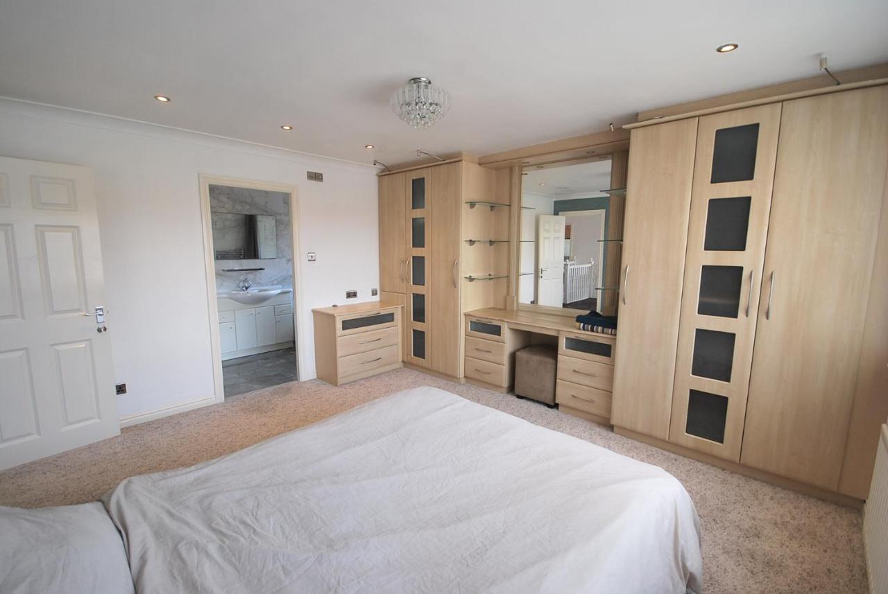 Entire And Exclusive Four Bed Detached Villa Lostock Esterno foto