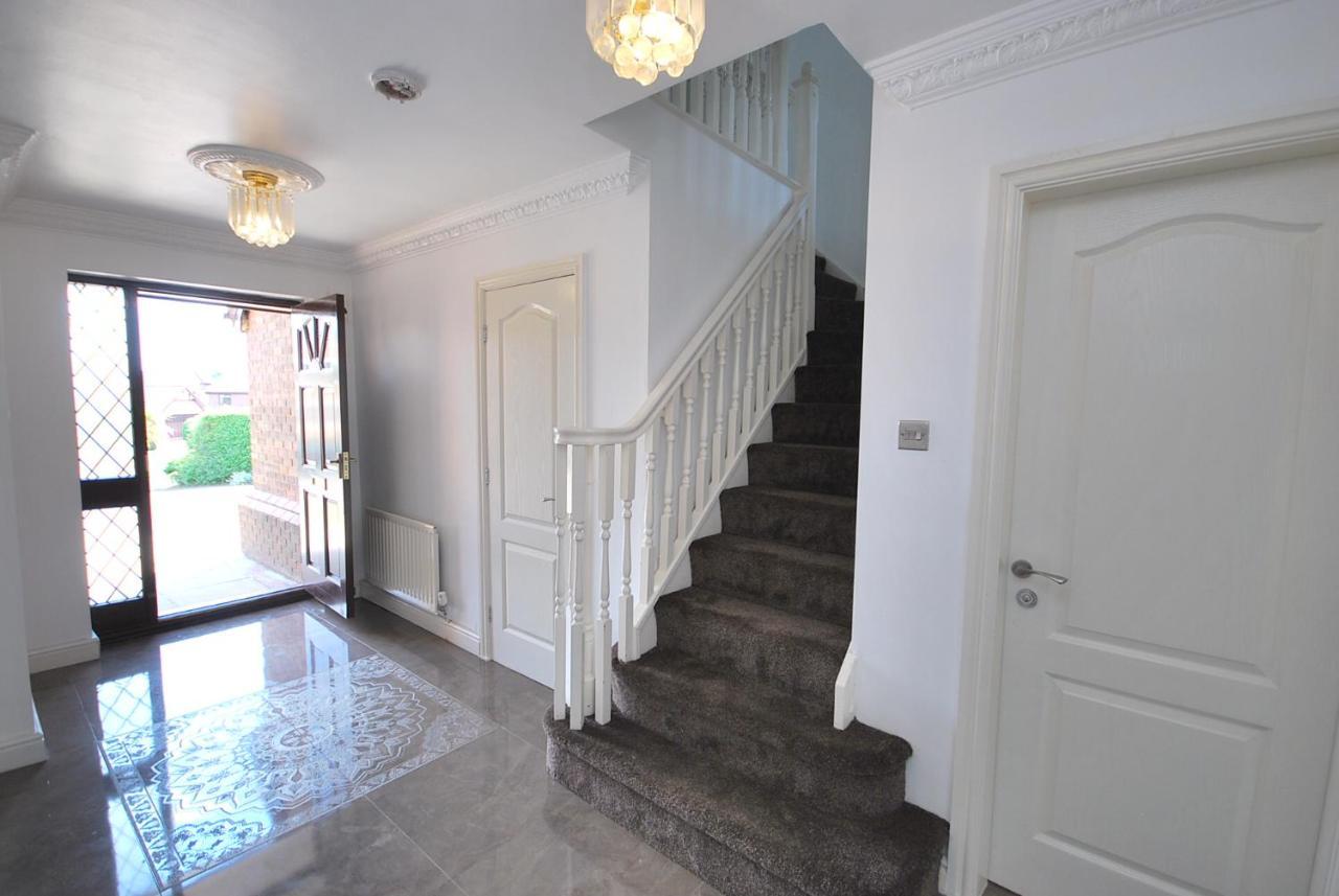 Entire And Exclusive Four Bed Detached Villa Lostock Esterno foto