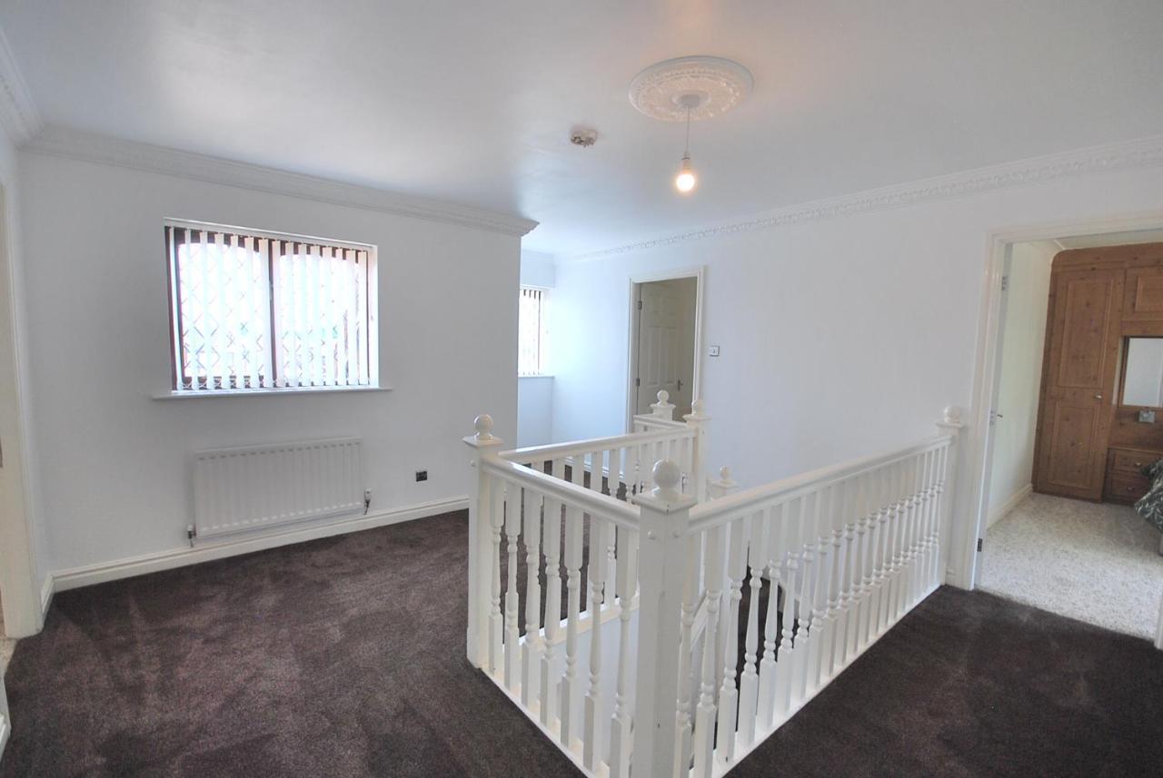 Entire And Exclusive Four Bed Detached Villa Lostock Esterno foto